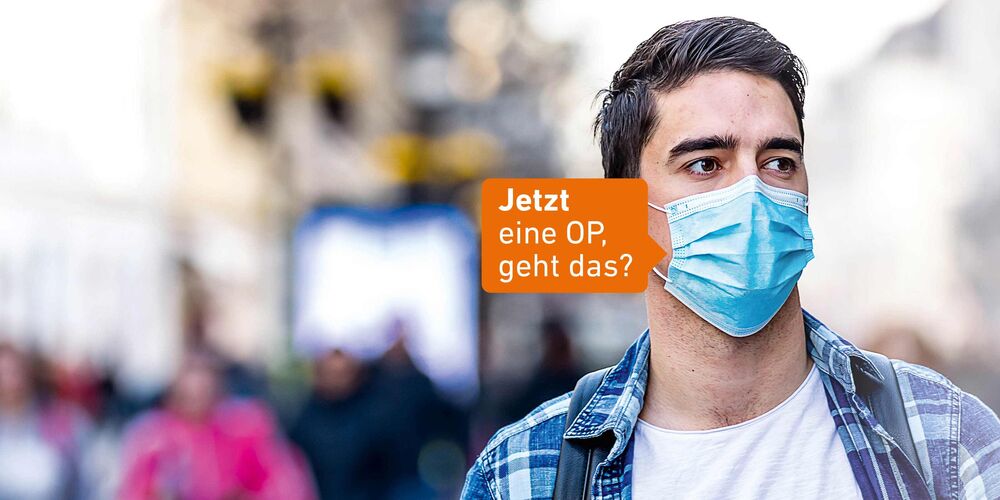 Ein junger Mann trägt einen Mund-Nasen-Schutz