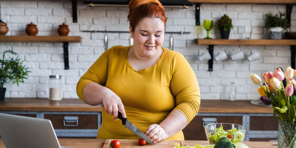 Bewusste Ernährungsumstellung bei Übergewicht Eine junge Frau beginnt mit einer Adipositas Ernährungstherapie und ändert ihr Essverhalten.