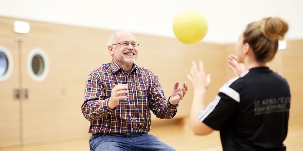 Ein Patient der ambulanten neurologischen Reha bei der Therapiestunde mit einer Therapeutin.