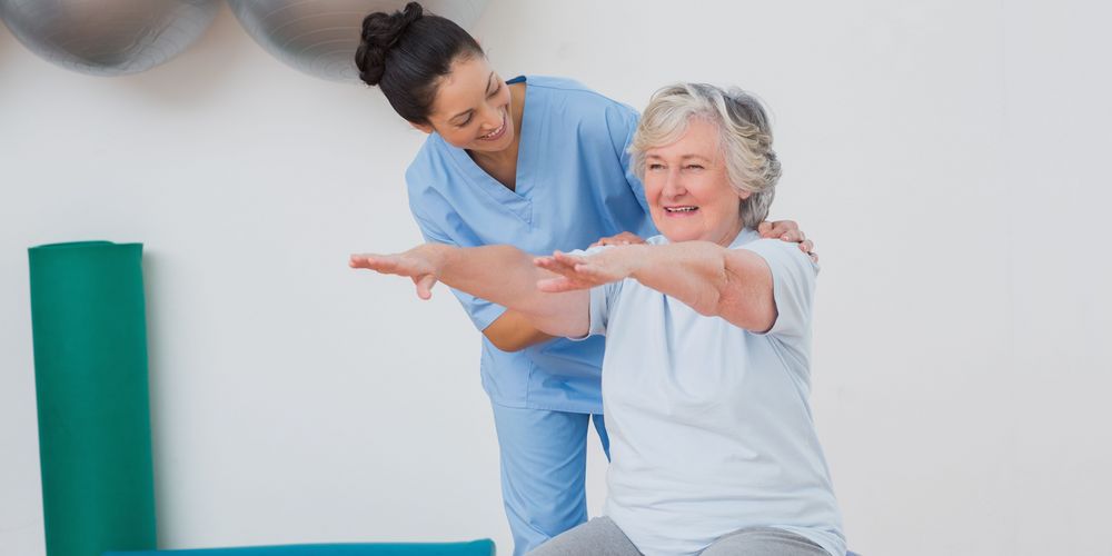 Eine Physiotherapeutin, die eine von einer Spinalkanalstenose betroffene Frau behandelt.