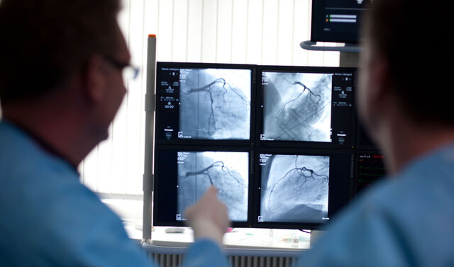 Zwei Kardiologen bei der Durchführung einer koronaren Intervention auf der Chest Pain Unit.