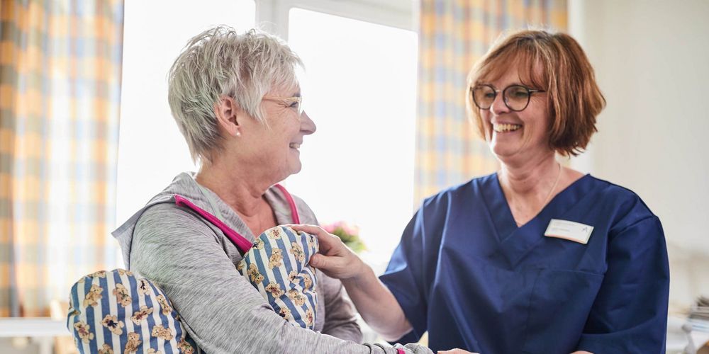 Eine Mitarbeiterin bei der Behandlung einer Patientin in der multimodalen Schmerztherapie.