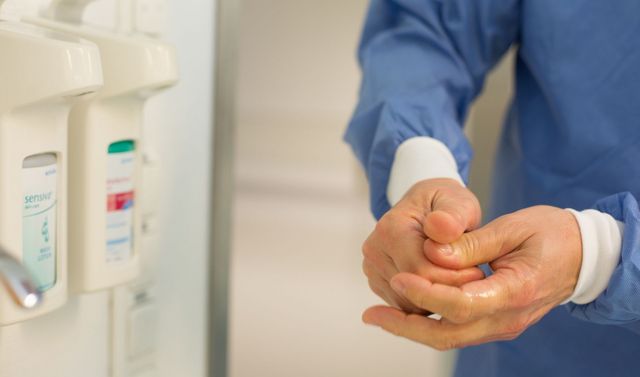 Ein Onkologe bereitet sich auf eine Operation im Rahmen der lokalen Tumortherapie vor.