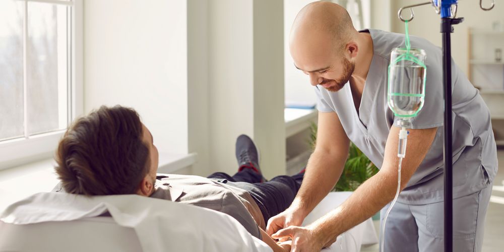 Ein Krankenhausmitarbeiter behandelt einen Leukämie-Patienten.