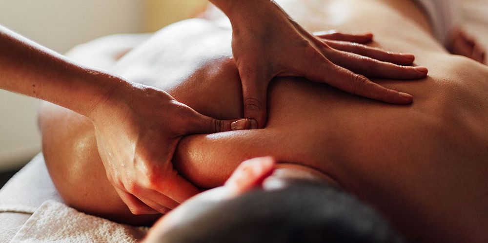 Ein Patient wird mit der Technik des Knetens der medizinischen Massage behandelt.