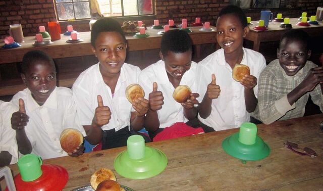 Schulkinder am Lycée St- Augustin in Gitaramuka in Burundi freuen sich über ihr Schulfrühstück