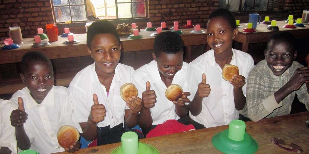 Schulkinder am Lycée St- Augustin in Gitaramuka in Burundi freuen sich über ihr Schulfrühstück