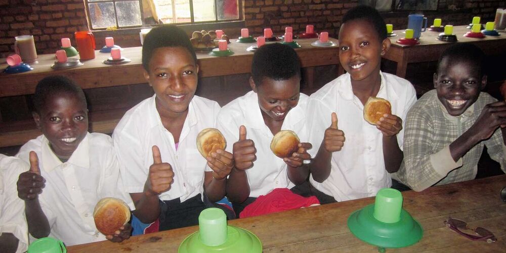 Schulkinder am Lycée St- Augustin in Gitaramuka in Burundi freuen sich über ihr Schulfrühstück