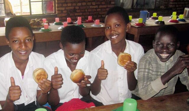 Schulkinder am Lycée St- Augustin in Gitaramuka in Burundi freuen sich über ihr Schulfrühstück