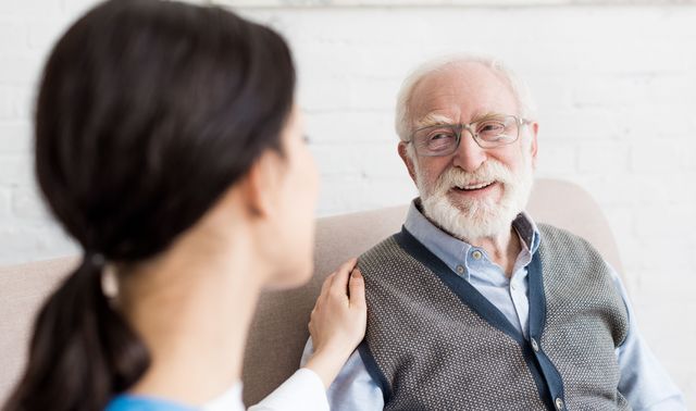 Eine Ärztin berät einen betroffenen Mann und informiert ihn darüber, ab welchem Alter Parkinson auftreten kann.