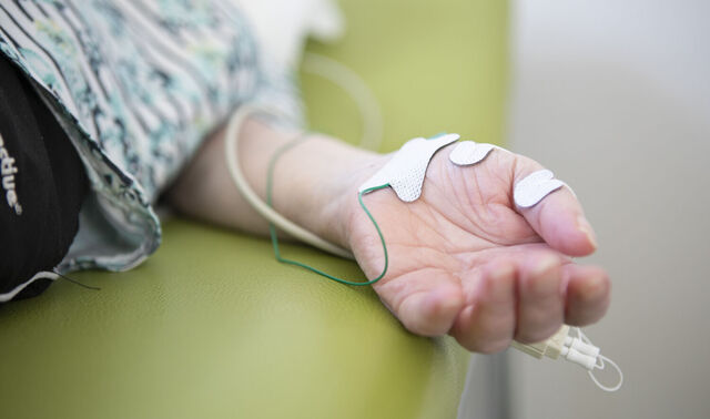 Das Bild zeigt einen Patient / eine Patientin bei einer Behandlung.