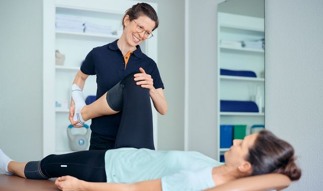 Eine Patientin und eine Physiotherapeutin beim therapeutischen Training.