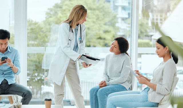 Die Grafik zeigt eine Ärztin, die Patientinnen über die ALS-Krankheit und ihren Verlauf informiert.