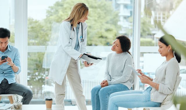Die Grafik zeigt eine Ärztin, die Patientinnen über die ALS-Krankheit und ihren Verlauf informiert.