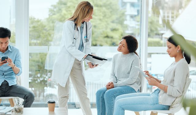 Die Grafik zeigt eine Ärztin, die Patientinnen über die ALS-Krankheit und ihren Verlauf informiert.