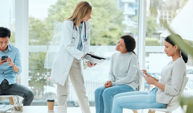 Die Grafik zeigt eine Ärztin, die Patientinnen über die ALS-Krankheit und ihren Verlauf informiert.