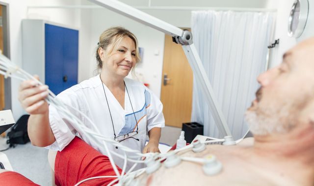 Ein Patient bei einer EKG-Untersuchung in der Kardiologie des Notfallzentrums.