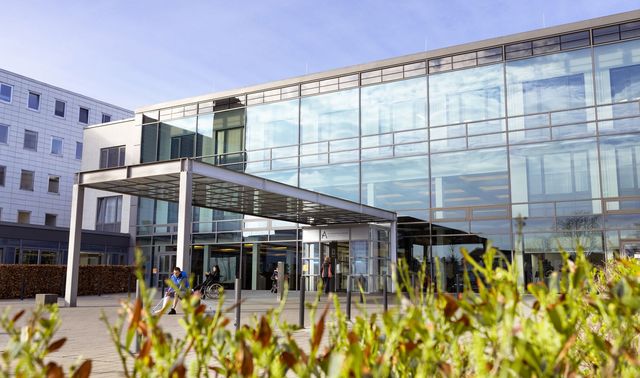 Man sieht eine Klinik mit neurologischem Schwerpunkt.