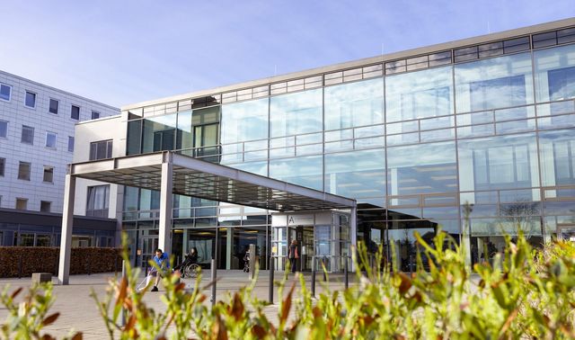 Man sieht eine Klinik mit neurologischem Schwerpunkt.