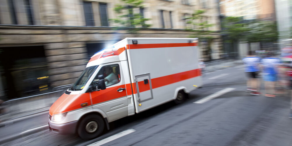 Ein Krankenwagen auf dem Weg in die Ambulanz.