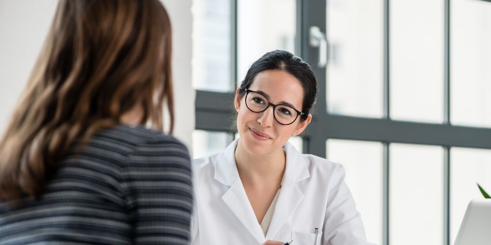Eine Ärztin berät ihre Patientin zur Embolisation und weiteren Behandlungen bei Tumoren.