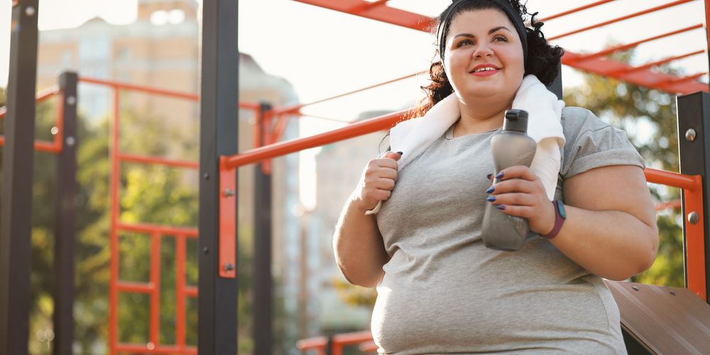 Warum entscheiden sich Menschen für das Abnehmen ohne eine OP? Eine Frau treibt Sport für ihr Ziel „Abnehmen ohne eine OP“.