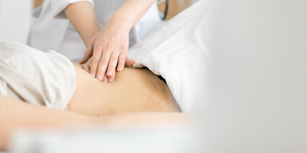 Was ist Urogynäkologie? Eine Gynäkologin untersucht eine Patientin in der Urogynäkologie.