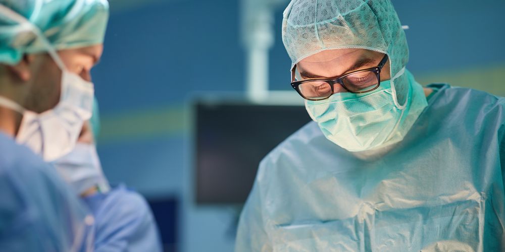 Fachärztinnen und Fachärzte der Unfallchirurgie bei einer OP.
