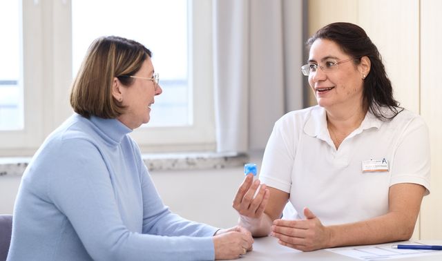 Eine Ärztin spricht mit einer Patientin über Belastungsinkontinenz.