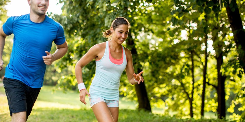 Eine Betroffene und ein Angehöriger gehen joggen, um einer Angsterkrankung entgegenzuwirken.