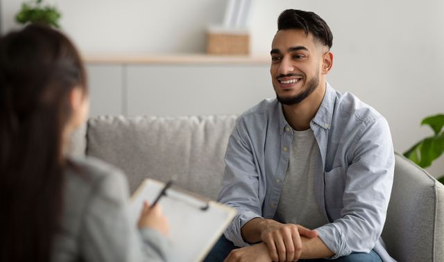 Ein Mann bespricht mit einer Therapeutin sein Trauma.