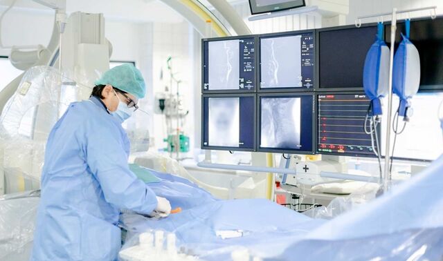 Mitarbeiterin in Operationskleidung bei der Arbeit. 