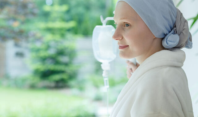 Eine Patientin, die im Rahmen ihrer Tumortherapie eine Chemo-Behandlung erhält.