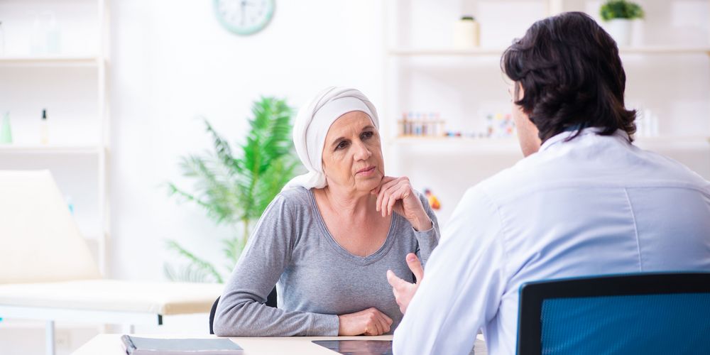 Das Bild zeigt eine Bauchspeicheldrüsenkrebs-Betroffene während der Therapie.