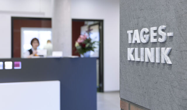 Das Bild zeigt den Eingangsbereich der Tagesklinik und den Schriftzug „Tagesklinik“ an einer Wand.