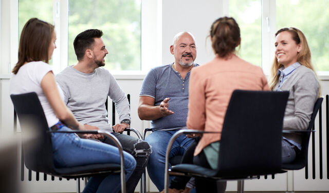 Patientinnen und Patienten der Psychiatrie bei einer Gruppentherapiestunde.