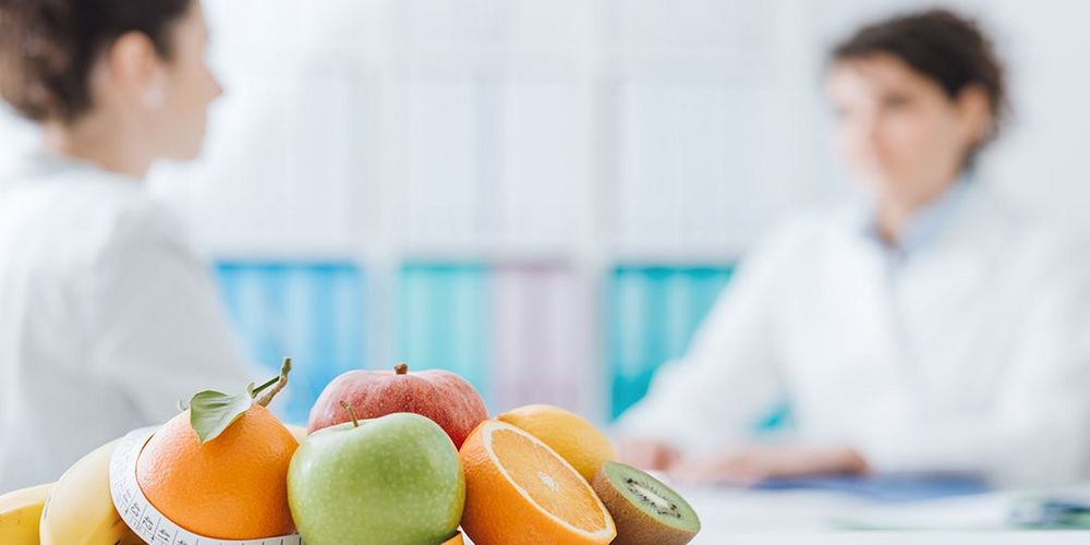 Eine Diätassistentin bei der Ernährungsanalyse im Rahmen der Ernährungsberatung.