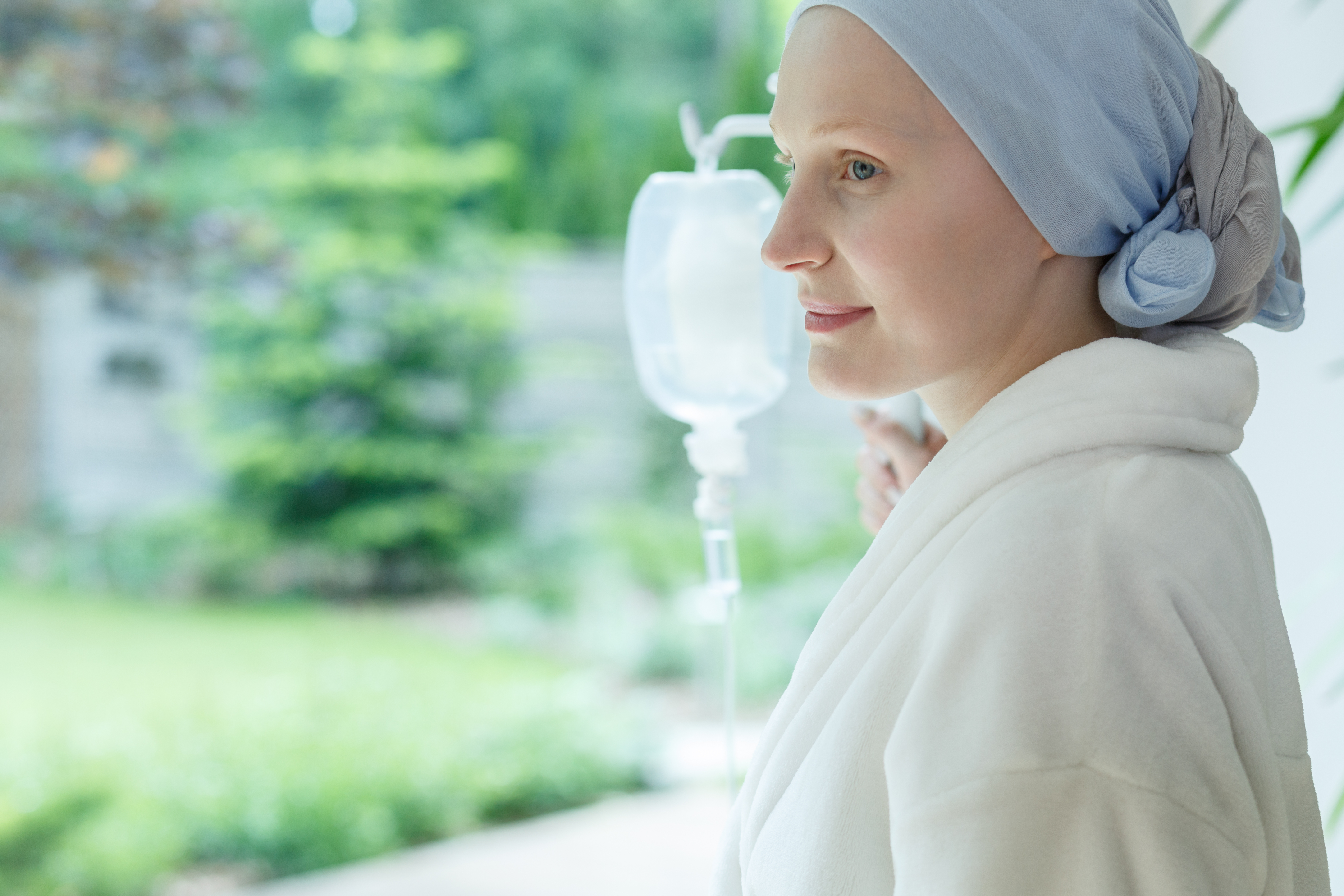 Die Grafik zeigt eine Patientin mit Infusion während der Chemotherapie gegen Krebs.