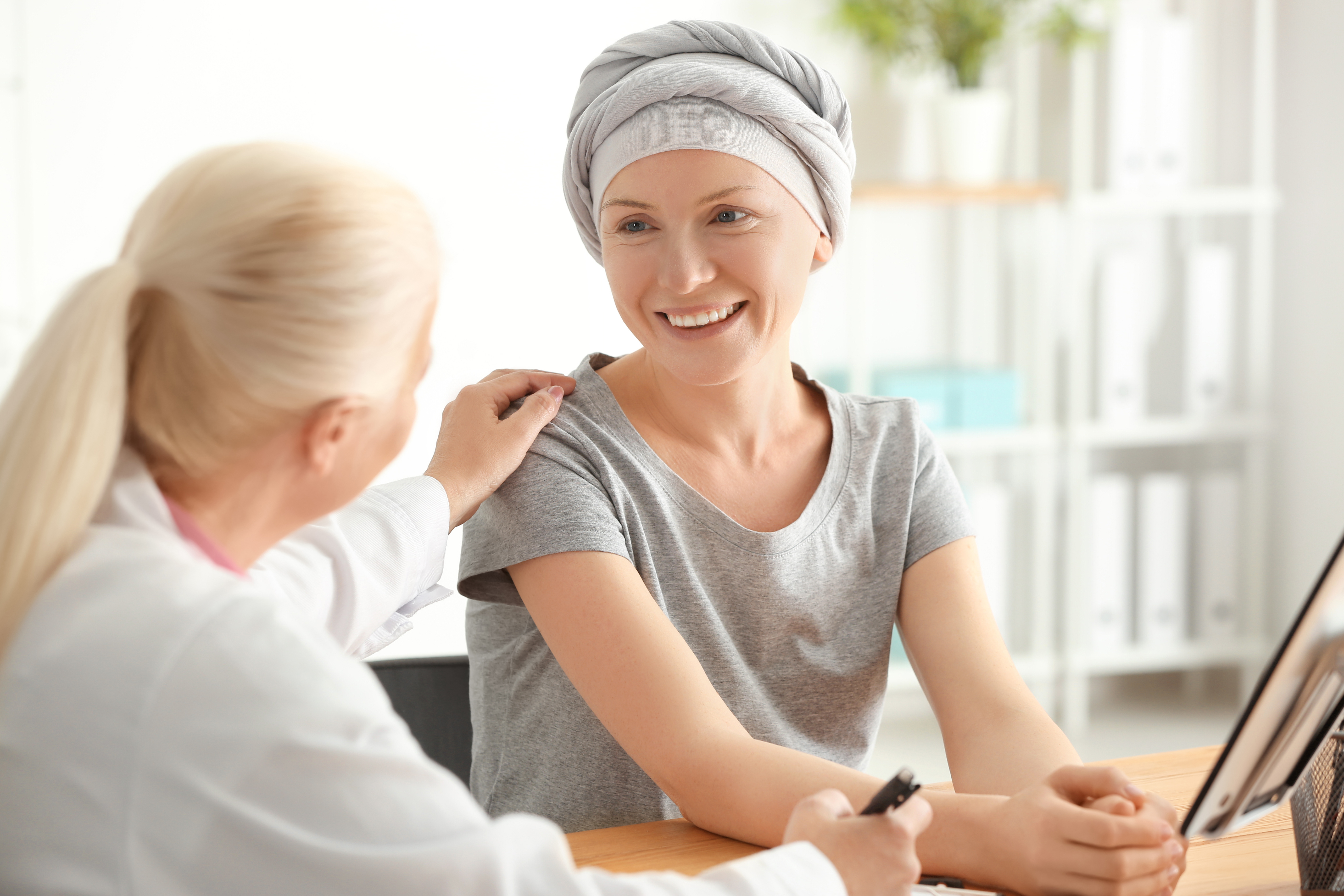 Eine Ärztin unterhält sich mit einer Patientin über die Diagnose Leukämie.