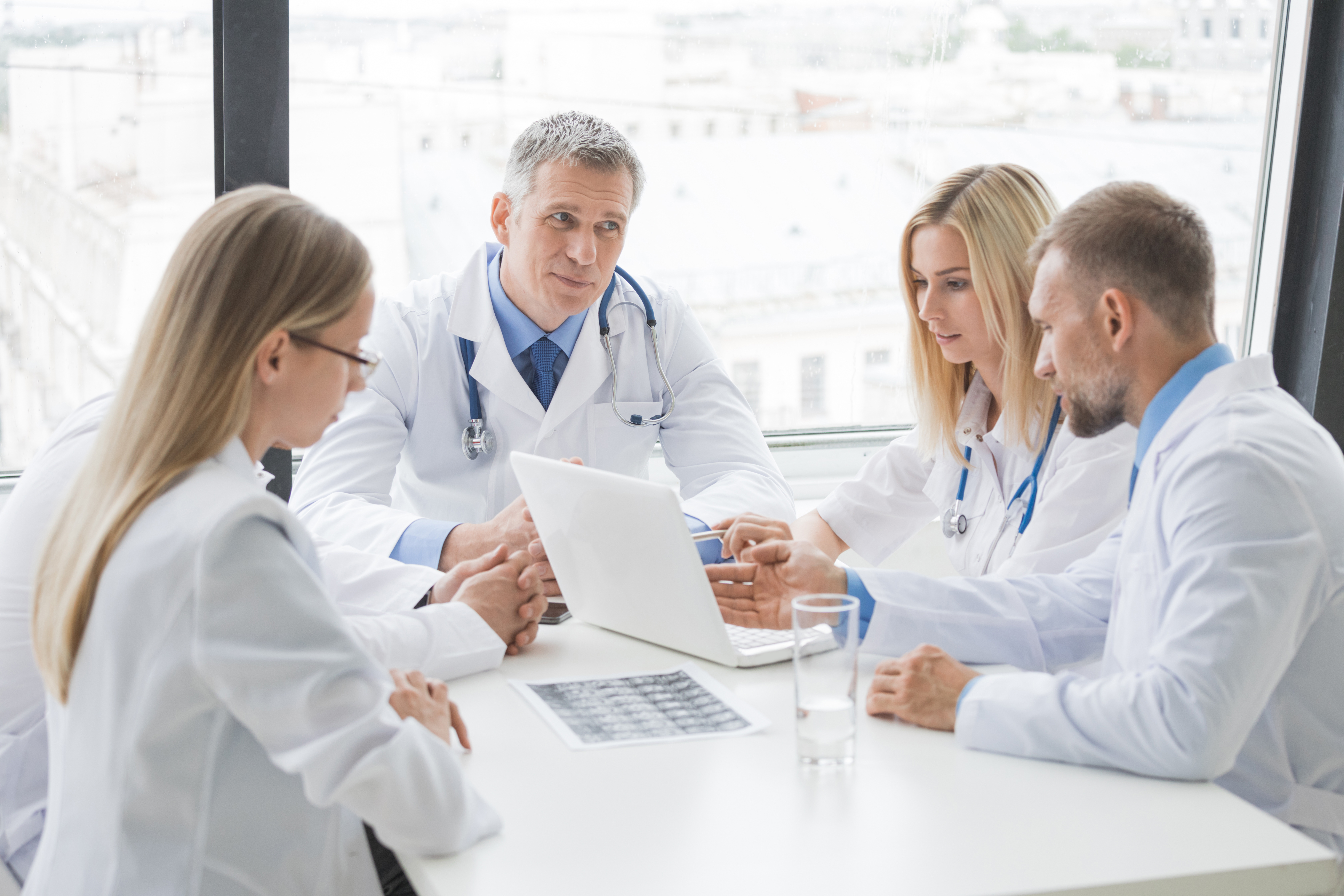 Die Grafik zeigt ein Expertenteam bei der Therapieplanung der Behandlung von Leukämie.